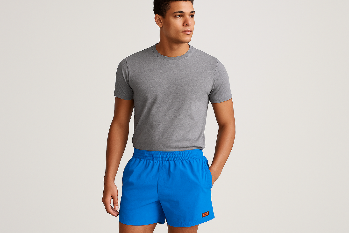 Modelo con camiseta gris cuello redondo