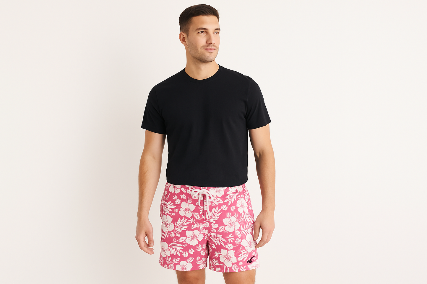 Modelo con camiseta negra cuello redondo