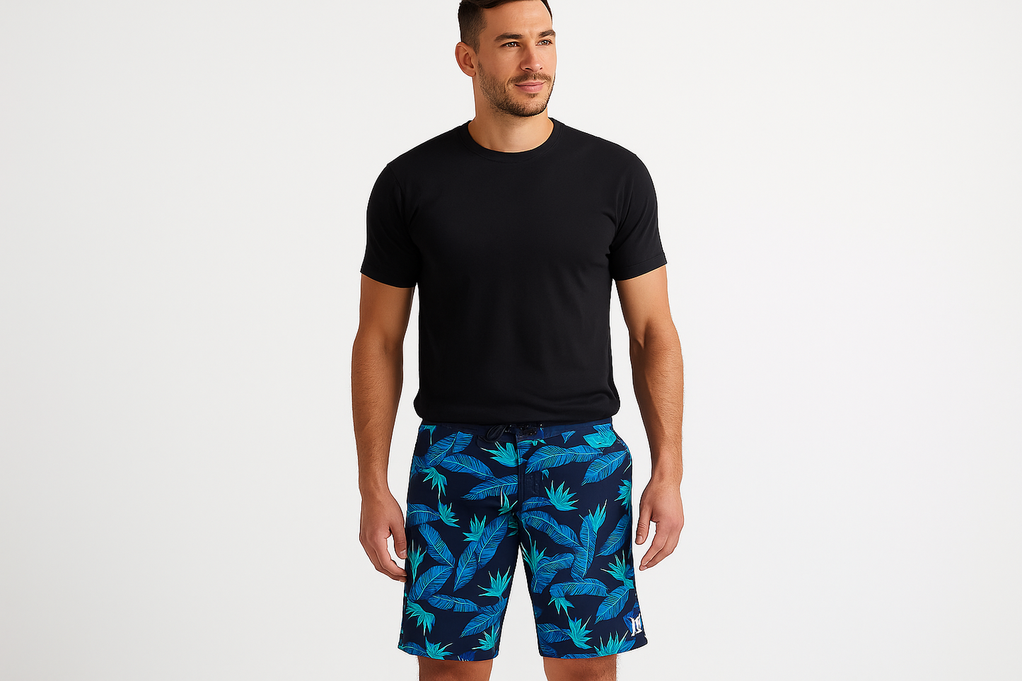 Modelo con camiseta negra cuello redondo