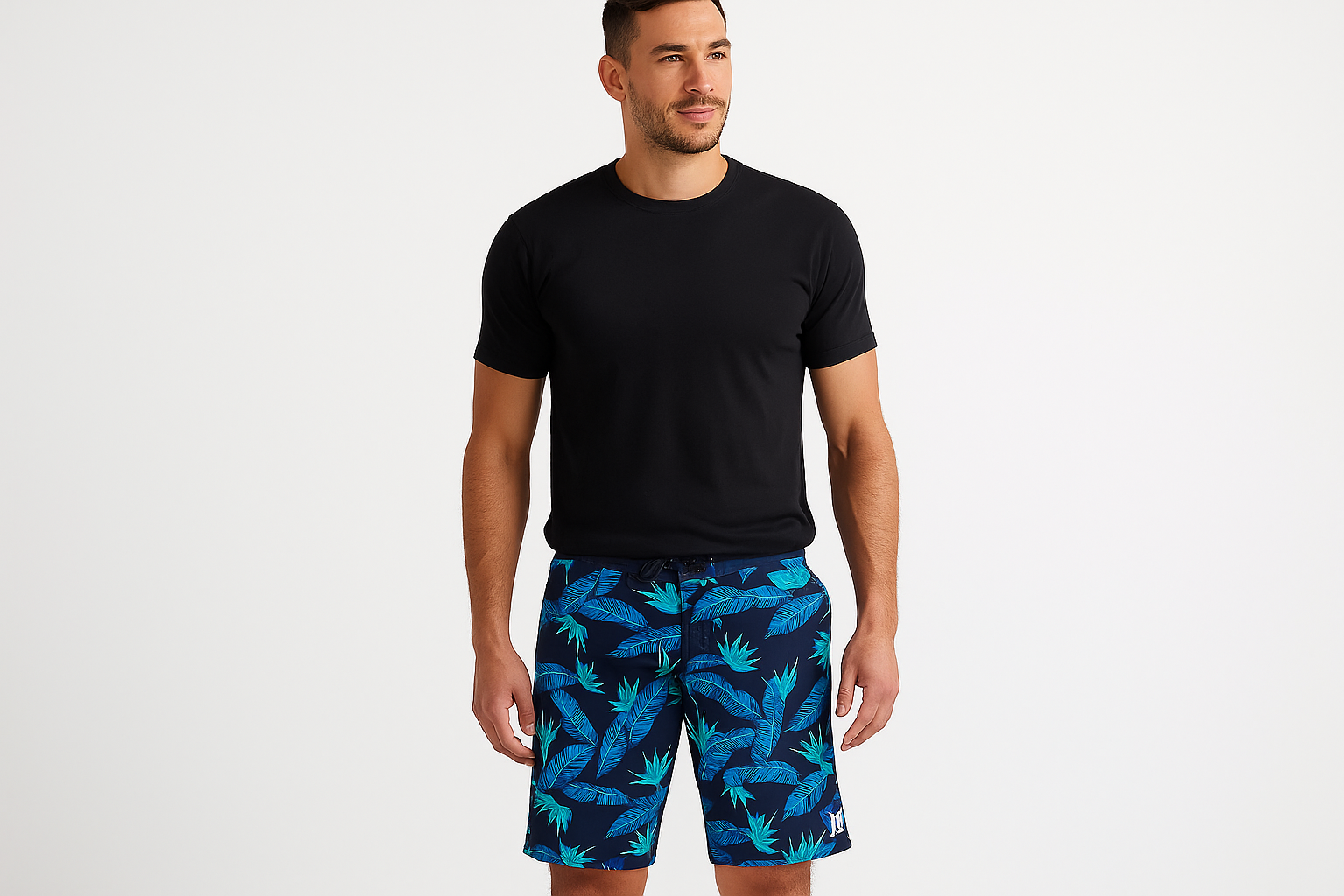 Modelo con camiseta negra cuello redondo