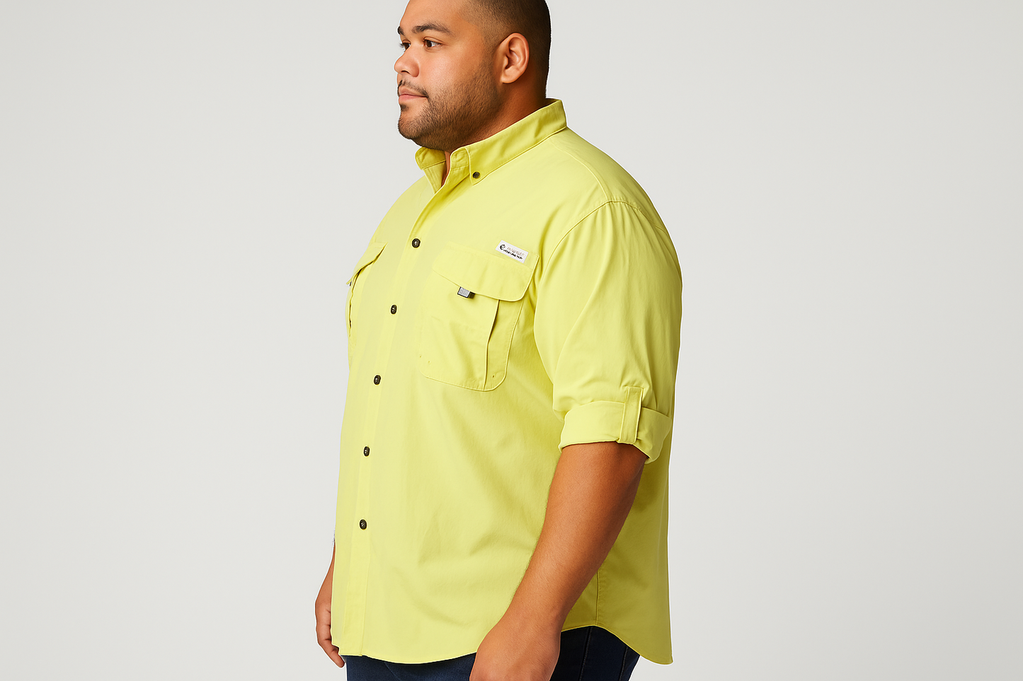 Modelo con mangas enrolladas - Vista lateral