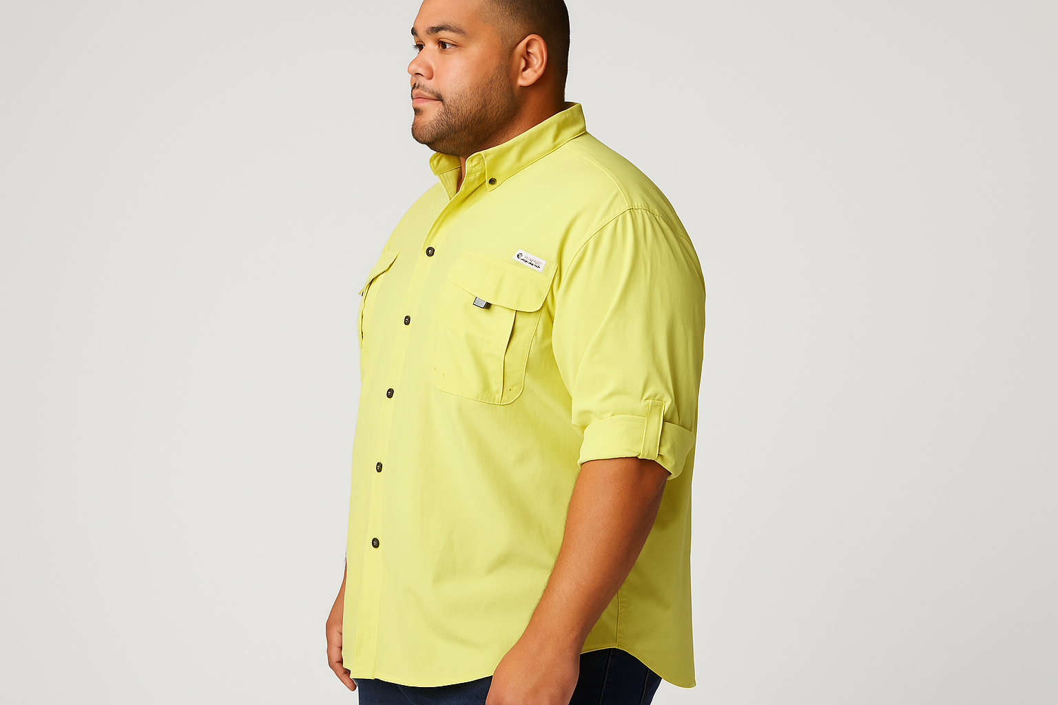 Modelo con mangas enrolladas - Vista lateral