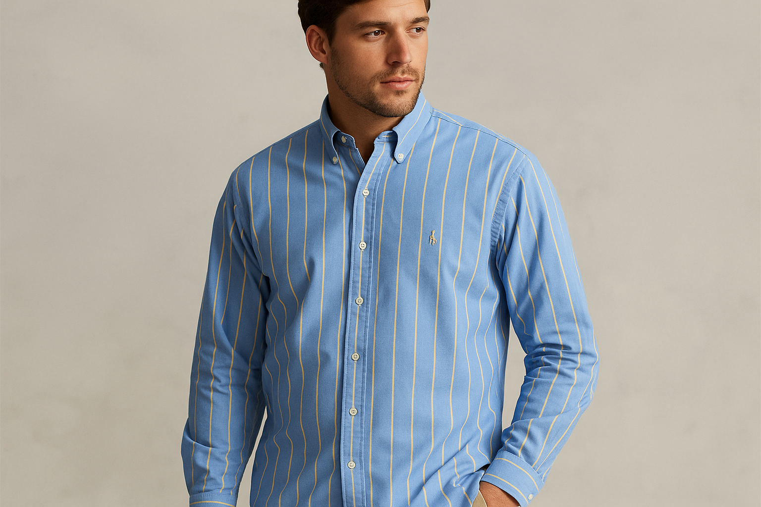 Modelo con Polo celeste rayas amarillas
