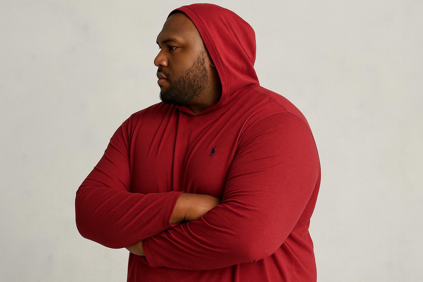 Modelo de perfil con capucha puesta y logo azul navy