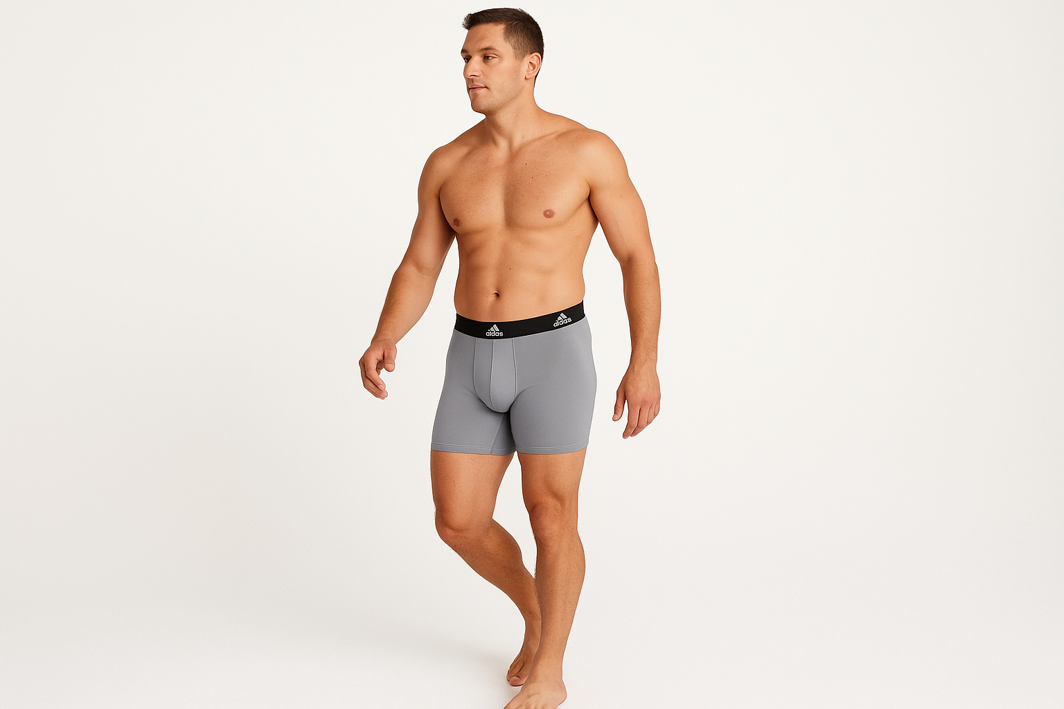 Modelo gris claro pose caminando