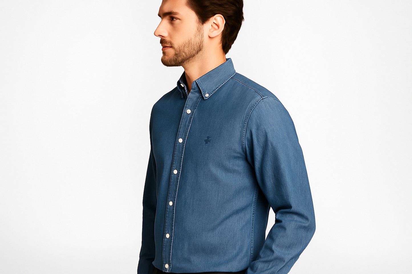 Modelo lateral camisa Brooks Brothers denim
