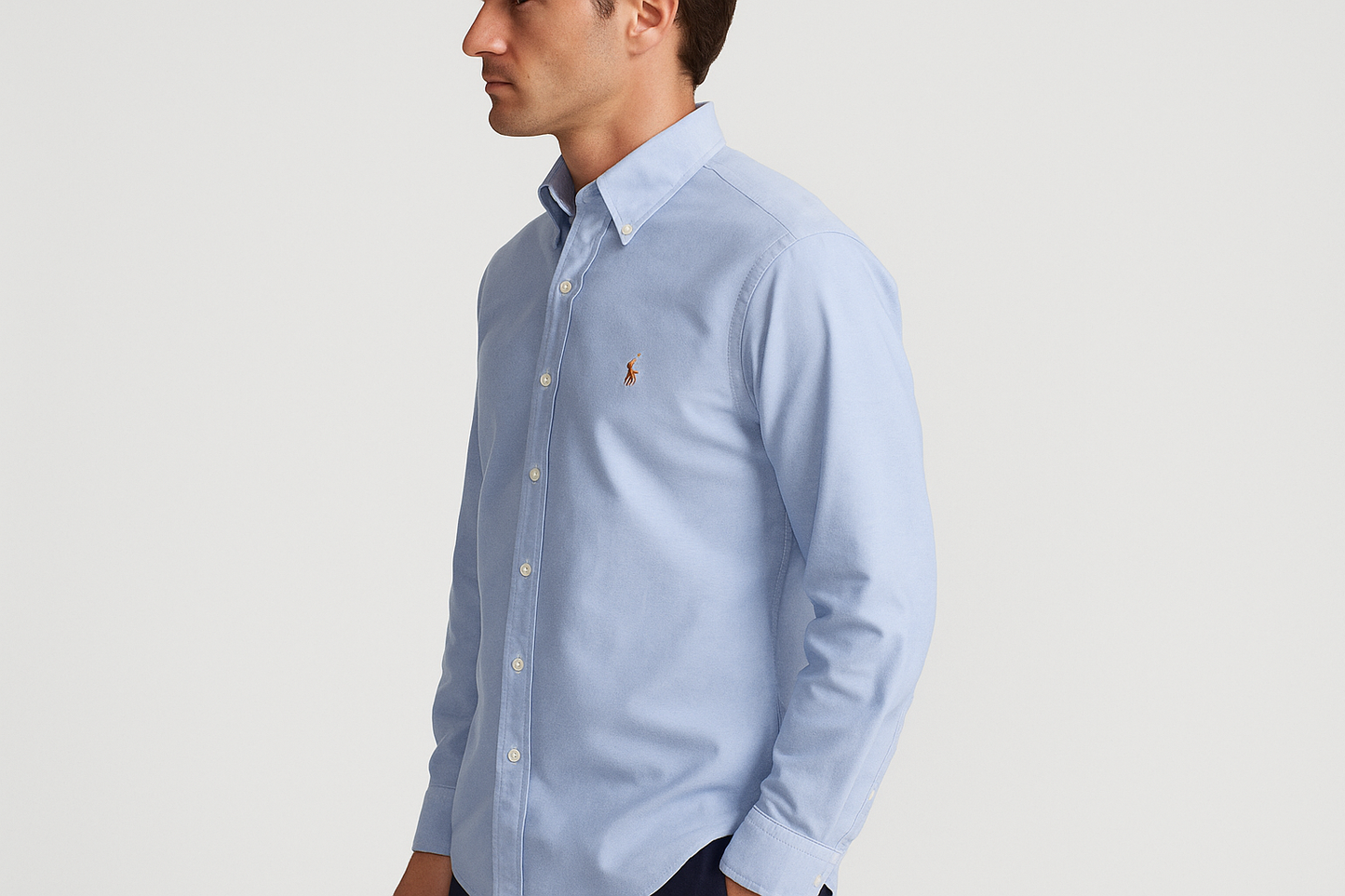 Modelo lateral camisa celeste
