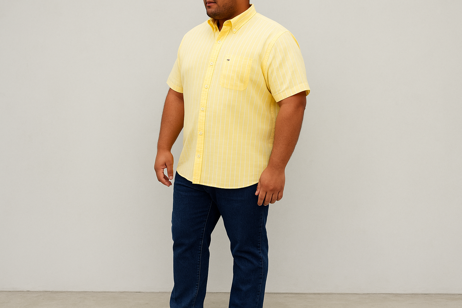 Modelo latino con look casual - camisa sin bolsillo con líneas muy juntas