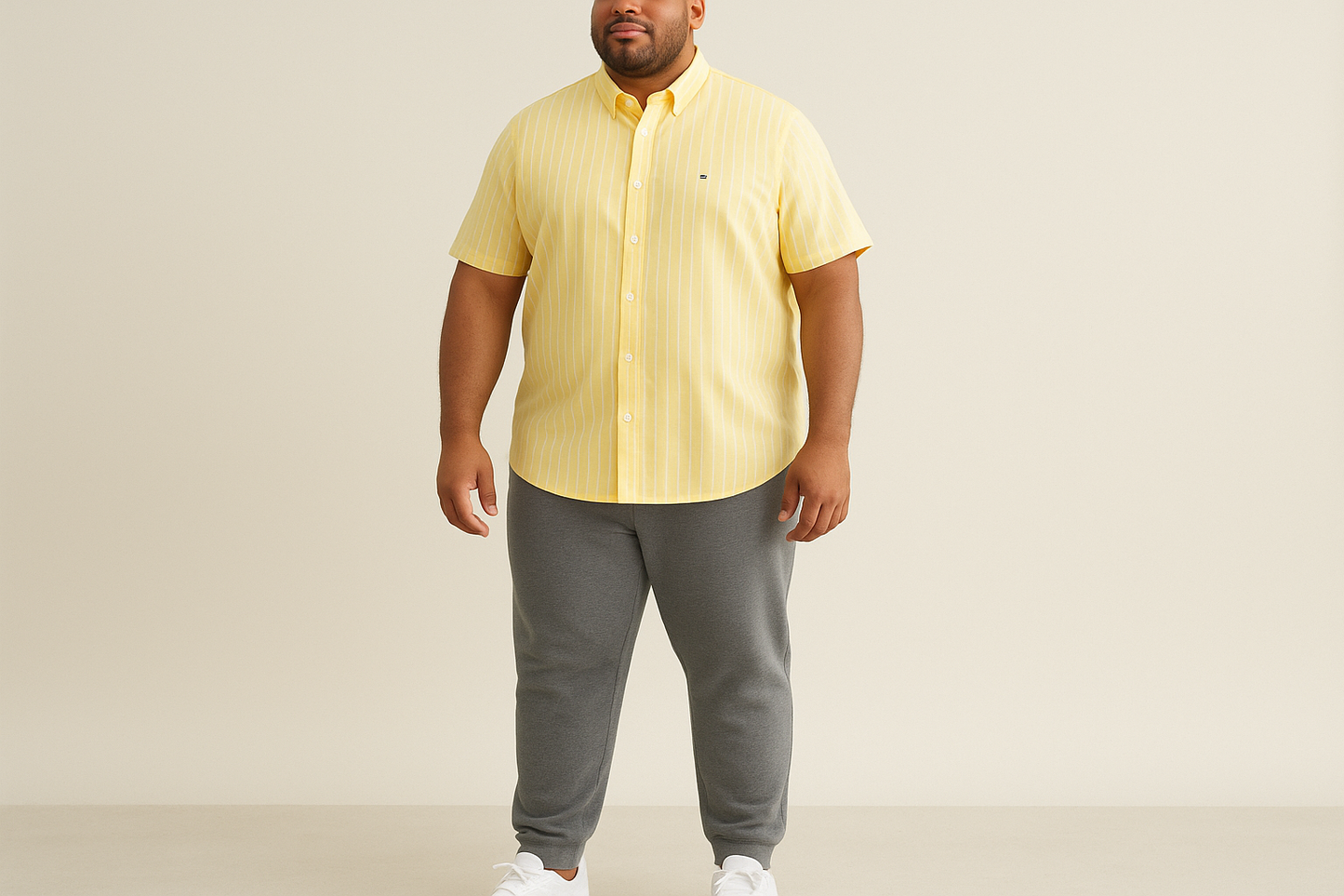 Modelo latino con look deportivo casual - camisa sin bolsillo