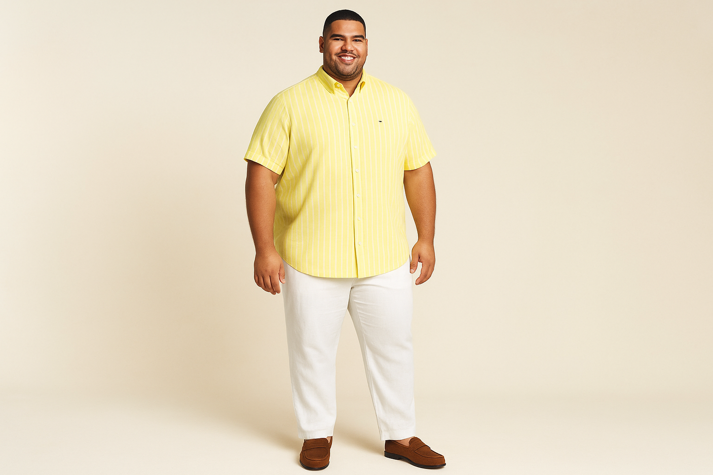 Modelo latino con look elegante casual - camisa sin bolsillo