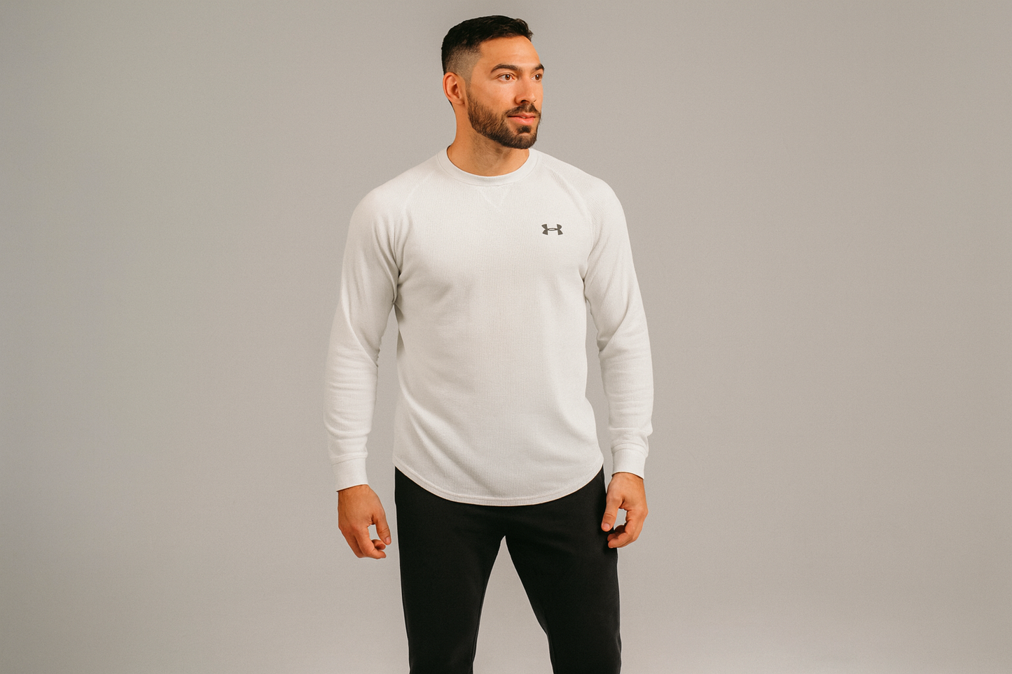 Modelo look casual atlético Under Armour