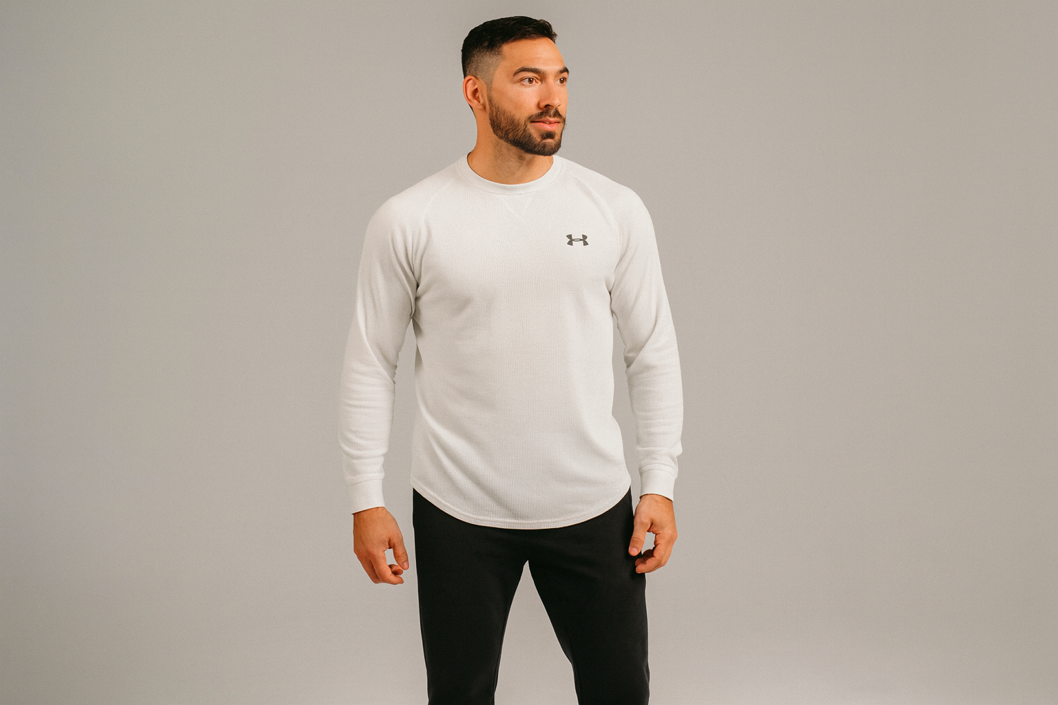 Modelo look casual atlético Under Armour