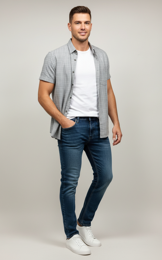 Modelo masculino atlético con look completo