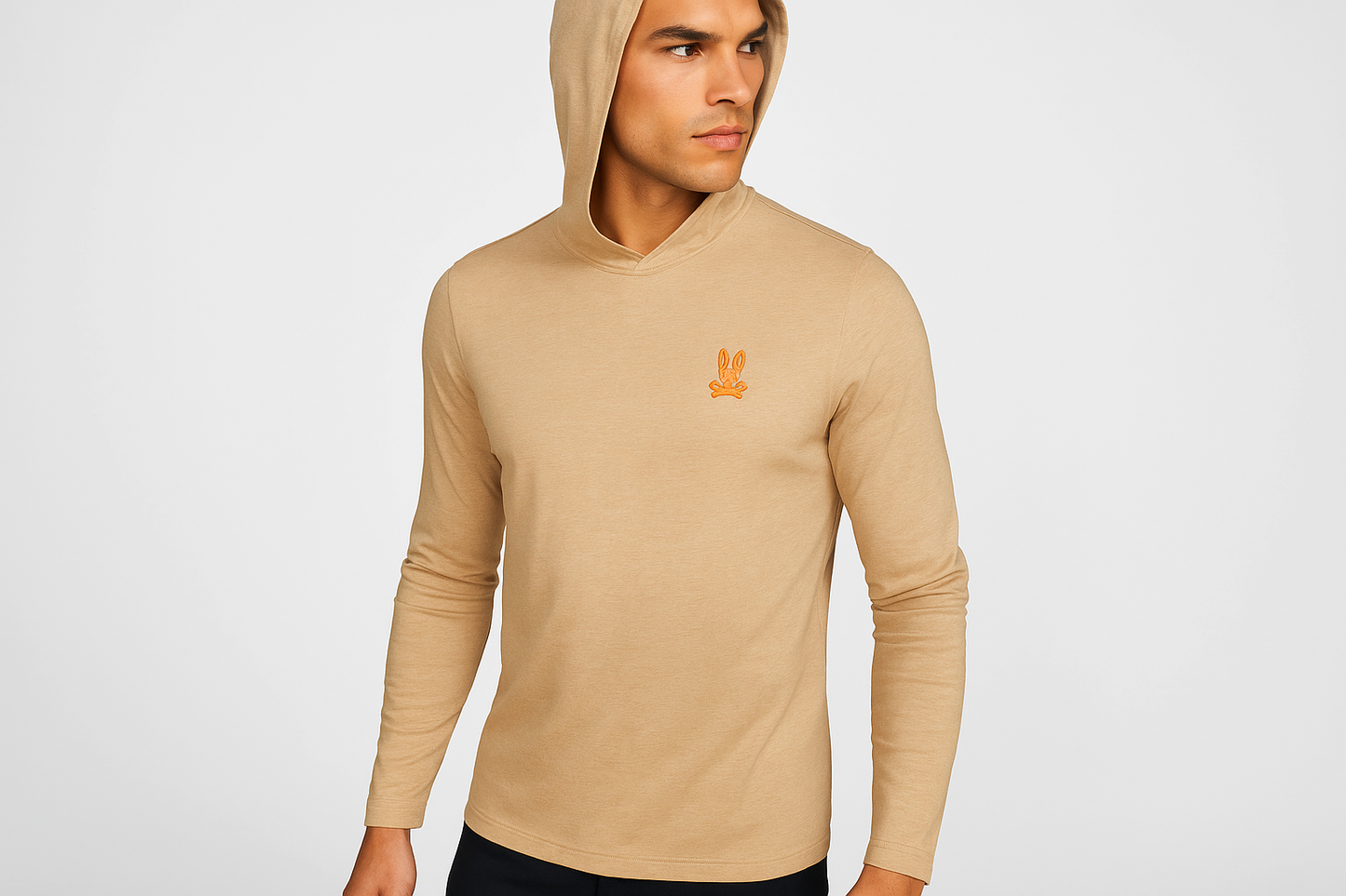 Modelo masculino con capucha puesta