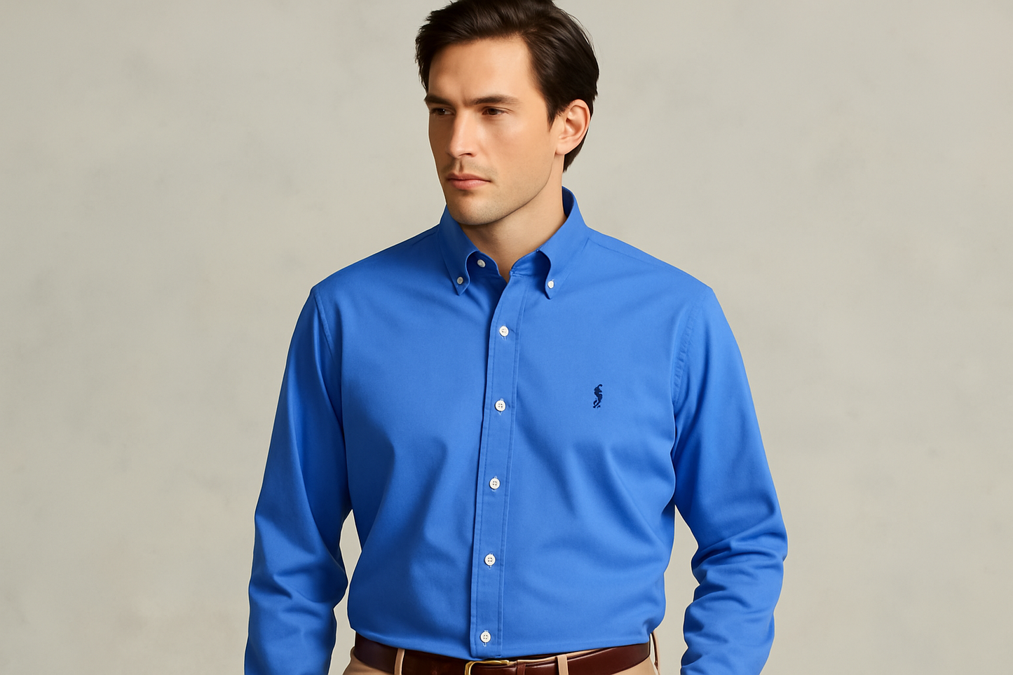 Modelo masculino vistiendo camisa Polo Ralph Lauren color #4680e3 con logo azul navy