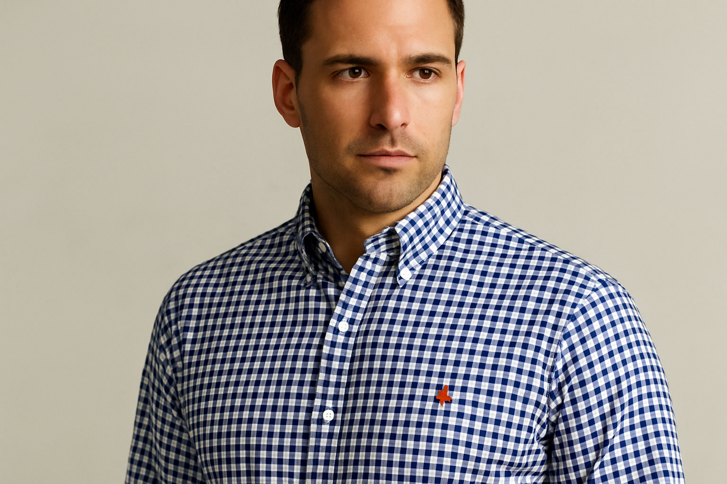 Modelo masculino vistiendo camisa Polo Ralph Lauren Oxford con cuadros Gingham azul marino y blanco con logo naranja
