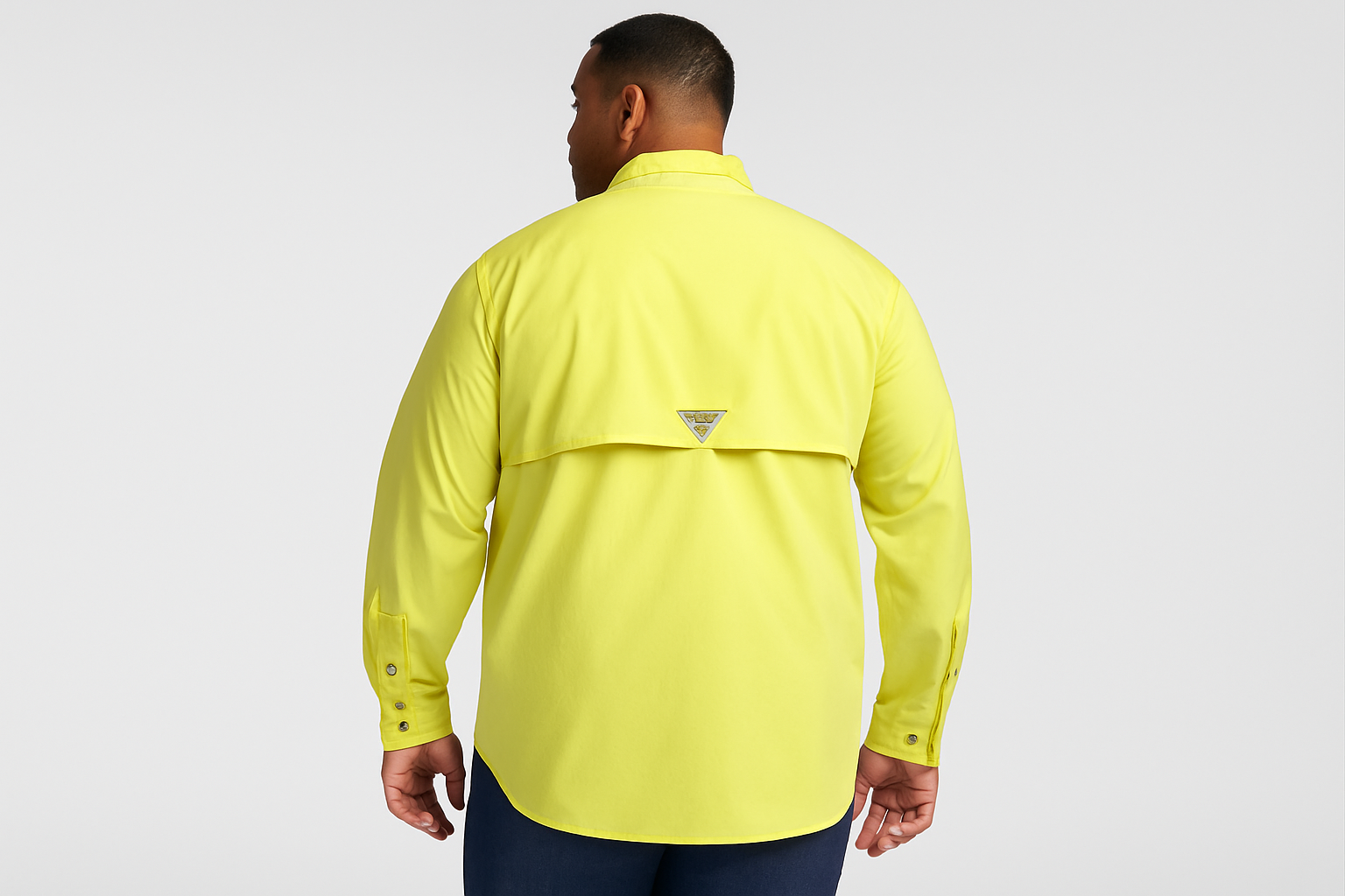 Modelo mostrando la espalda y logo triangular