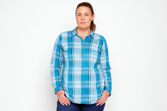 Modelo mujer pose de pie