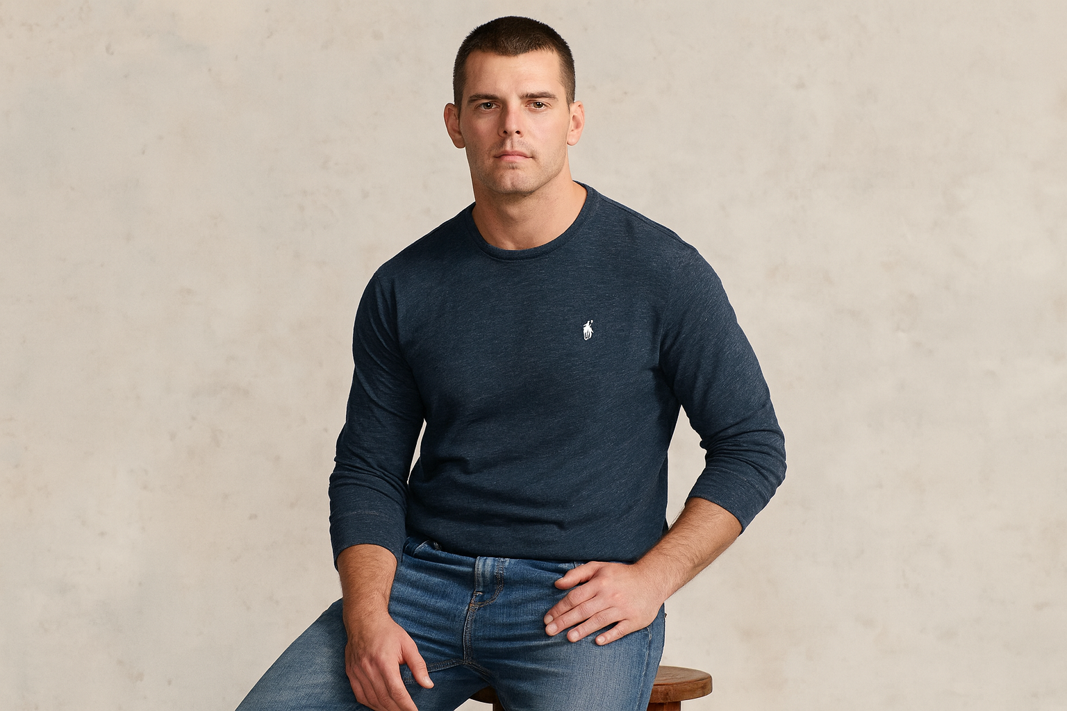 Modelo sentado casual