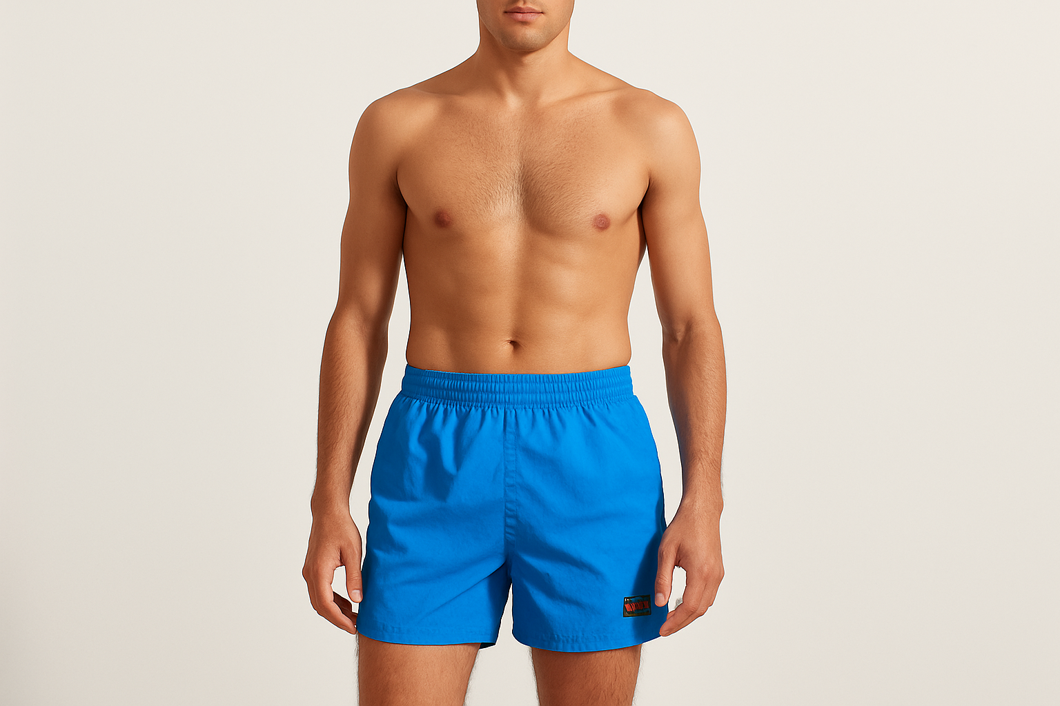 Modelo solo con shorts