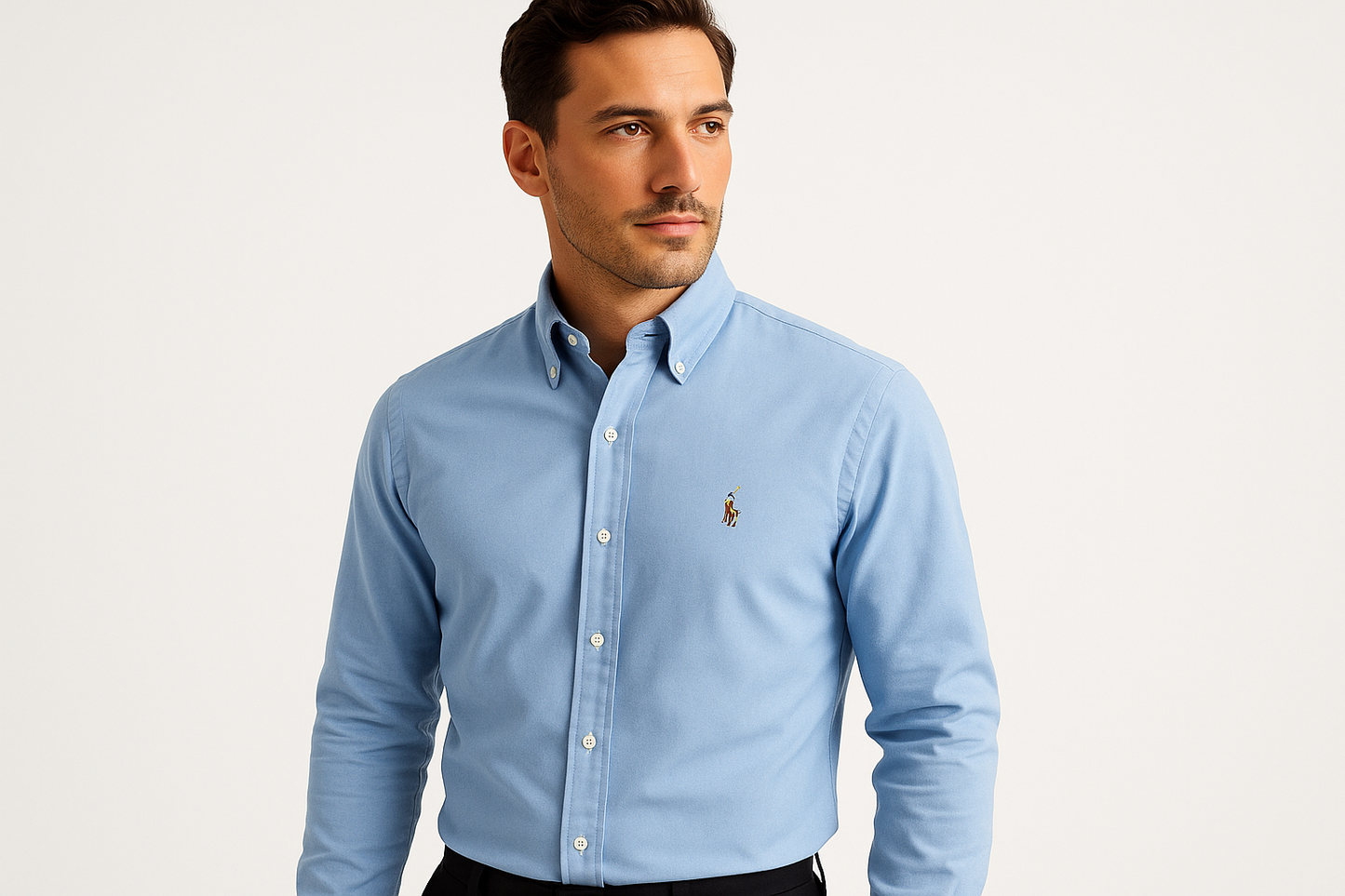 Modelo tres cuartos camisa celeste