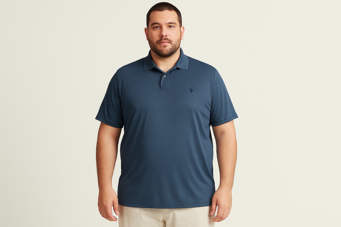 Modelo usando camiseta polo dry fit celeste