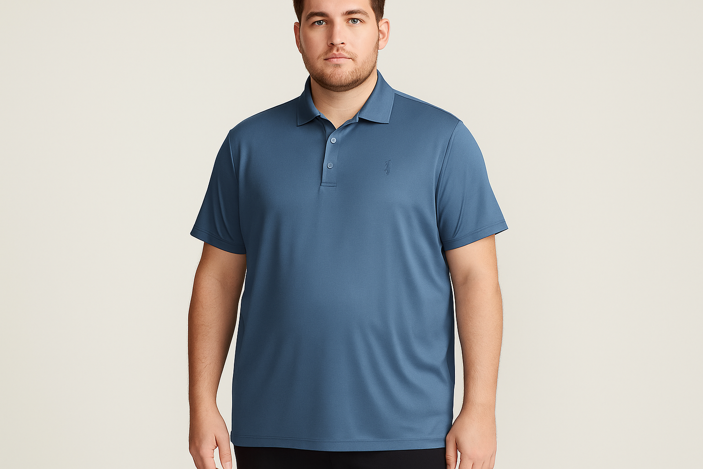 Modelo usando camiseta polo dry fit