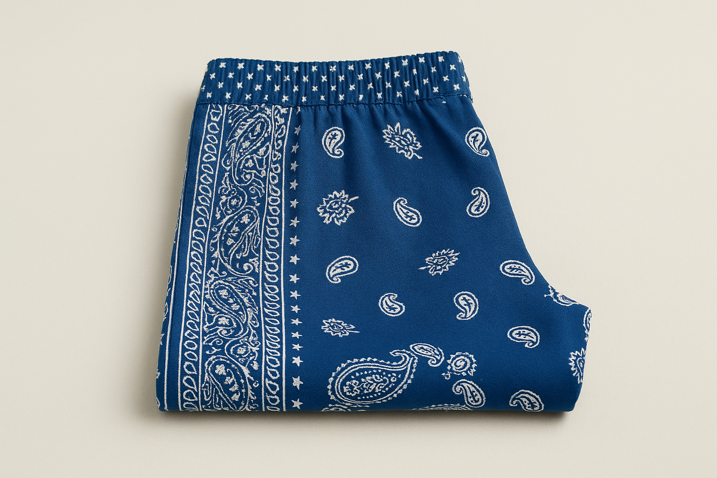 Pantalón azul paisley para mujer doblado vista lateral