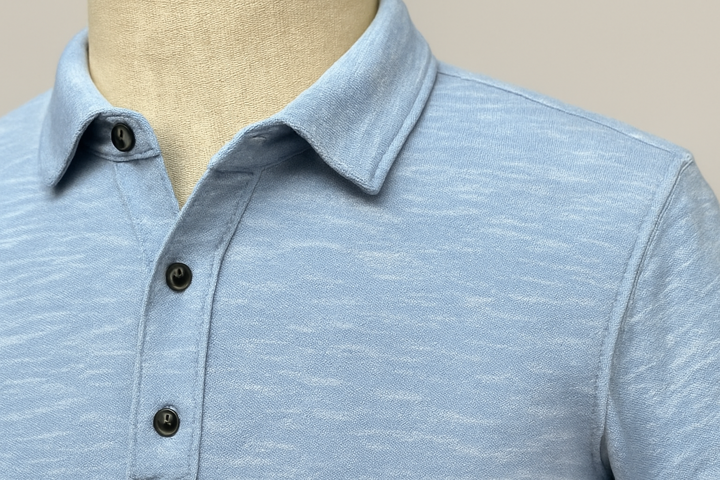 Polo azul claro jaspeada - Detalle del cuello y botones