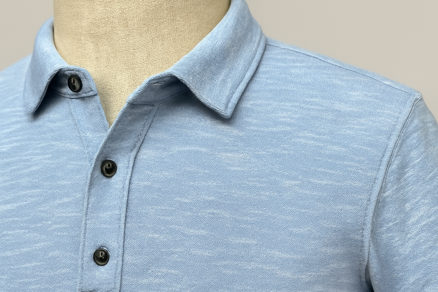Polo azul claro jaspeada - Detalle del cuello y botones