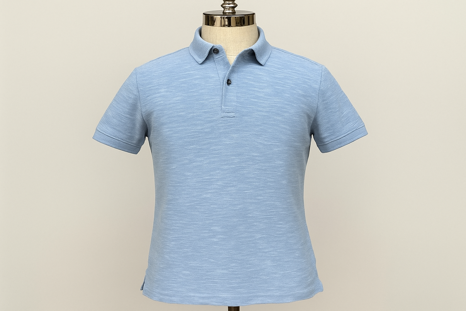 Polo azul claro jaspeada - En maniquí mostrando el ajuste