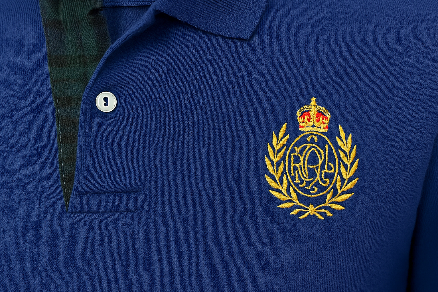 Polo azul real de segunda mano - Detalle del escudo y cuello