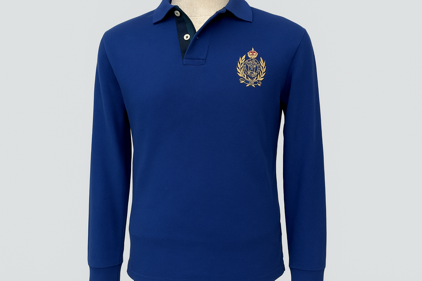 Polo azul real de segunda mano - En maniquí mostrando el ajuste