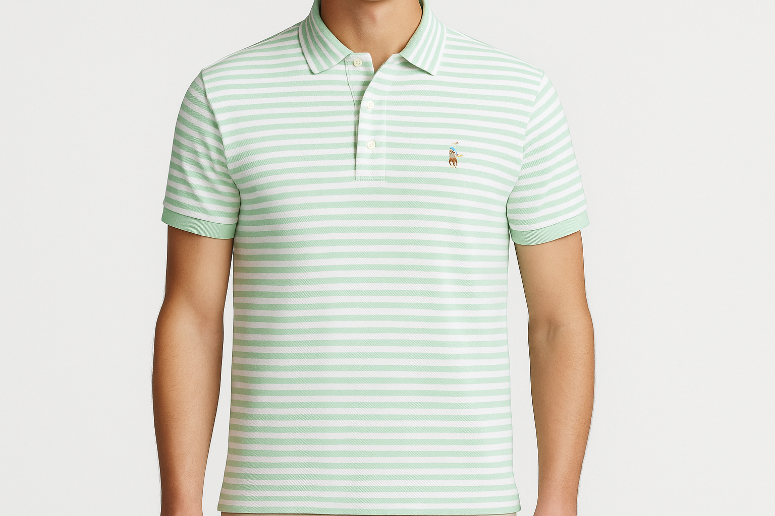 Polo en modelo con rayas verdes más gruesas