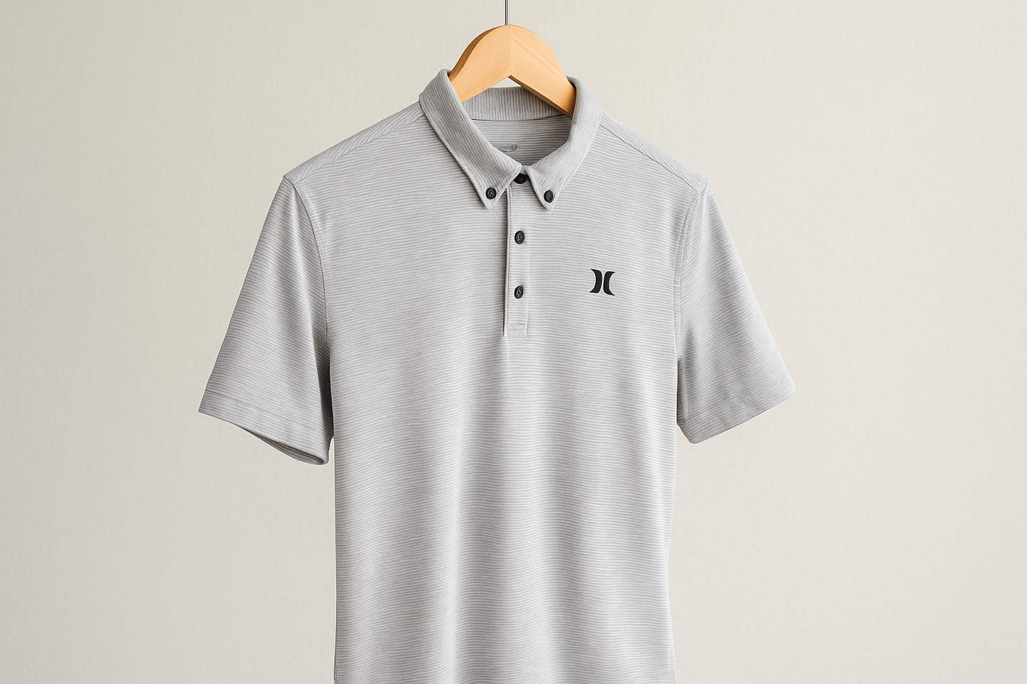 Polo Hurley gris rayada - Colgada en percha