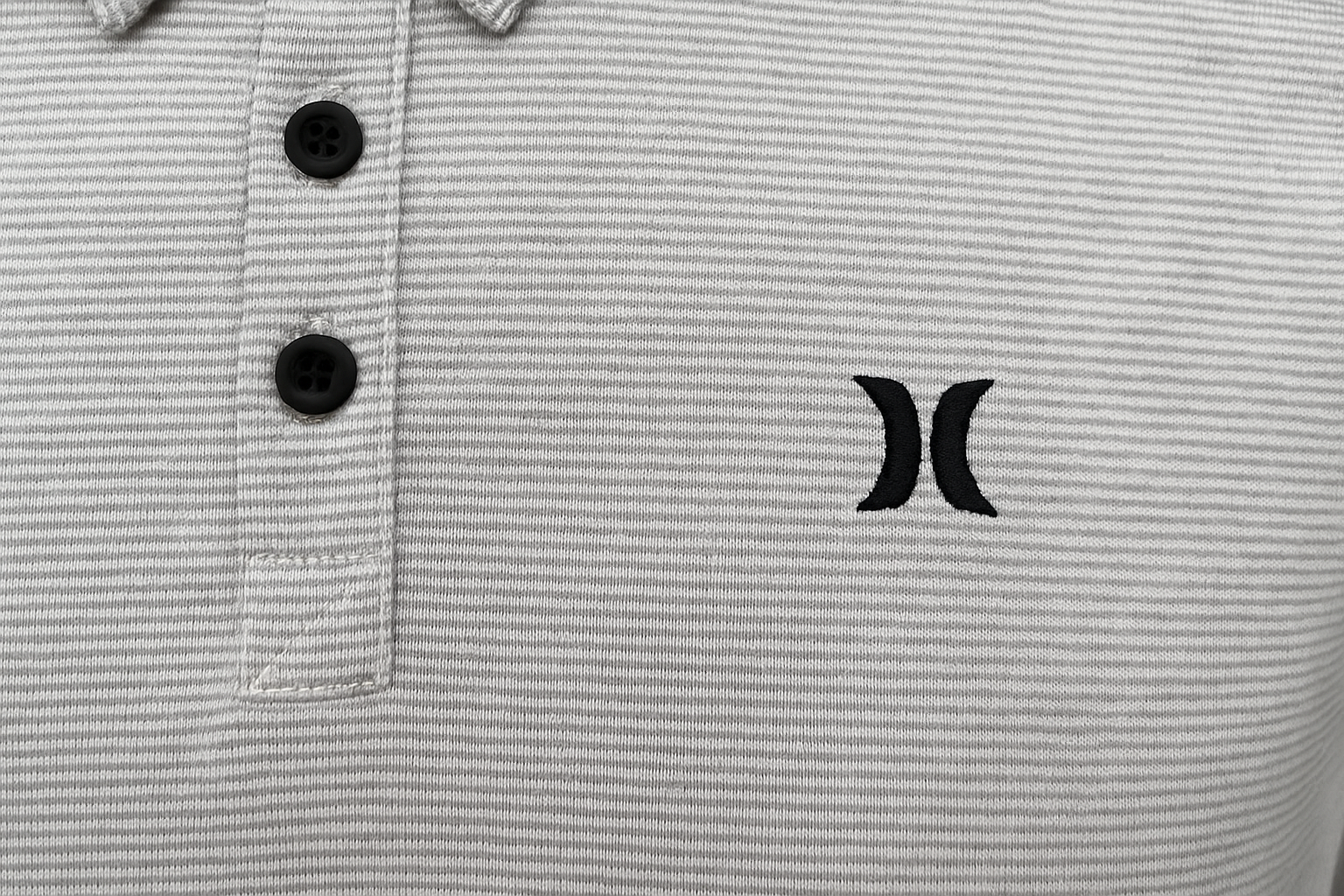 Polo Hurley gris rayada - Detalle del logo y rayas