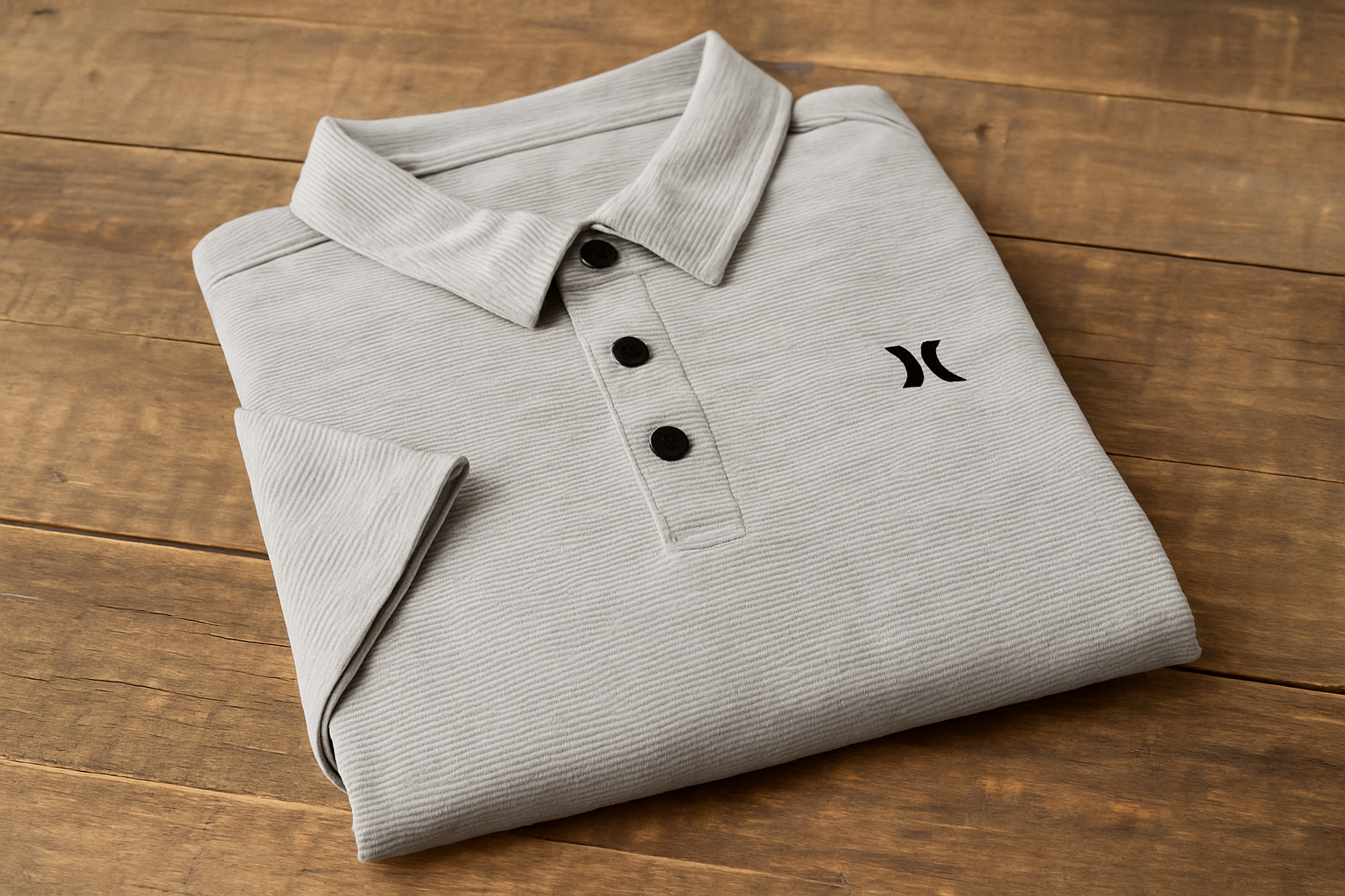 Polo Hurley gris rayada - Doblada en superficie de madera