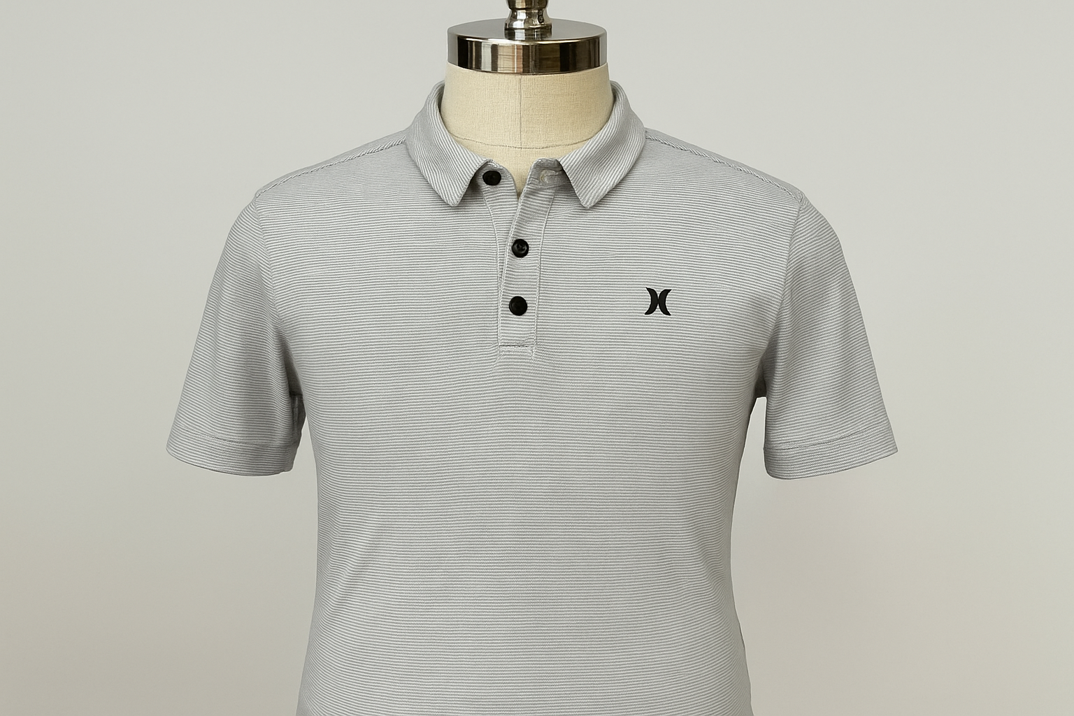 Polo Hurley gris rayada - En maniquí mostrando el ajuste