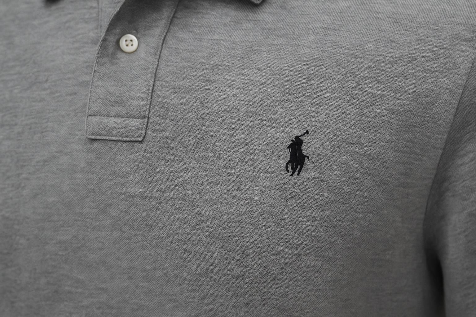 Polo Ralph Lauren gris jaspeada - Detalle del logo y cuello