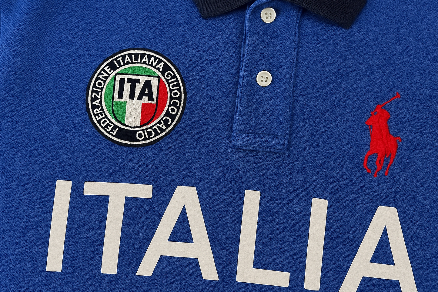 Polo Ralph Lauren Italia azul de segunda mano - Detalle del escudo y logo