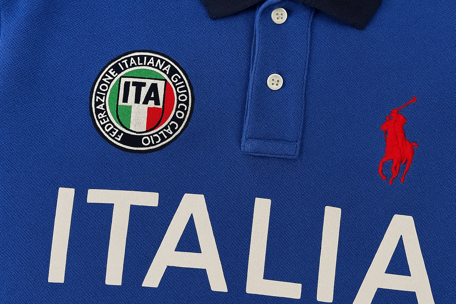 Polo Ralph Lauren Italia azul de segunda mano - Detalle del escudo y logo