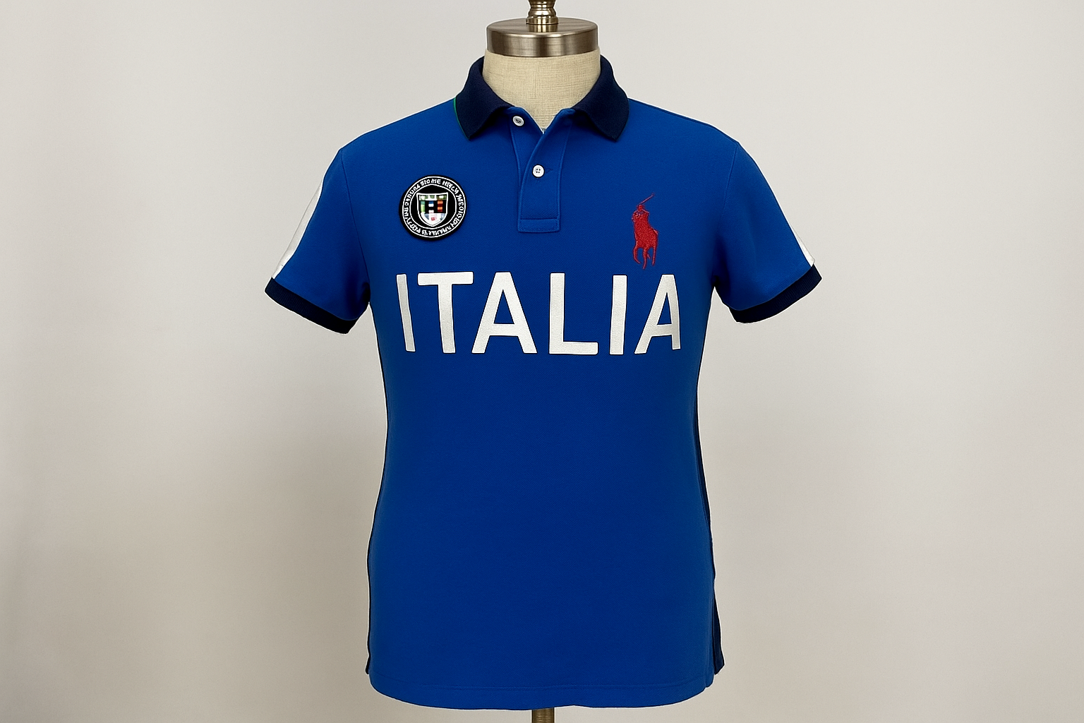 Polo Ralph Lauren Italia azul de segunda mano - En maniquí mostrando el ajuste