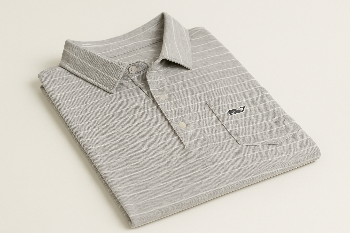 Polo rayado doblado vista lateral