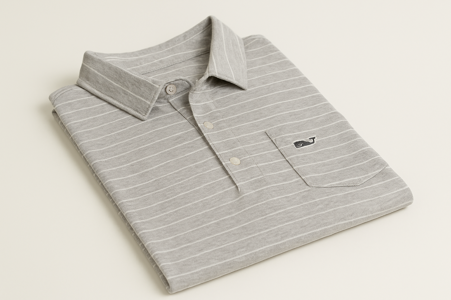Polo rayado doblado vista lateral