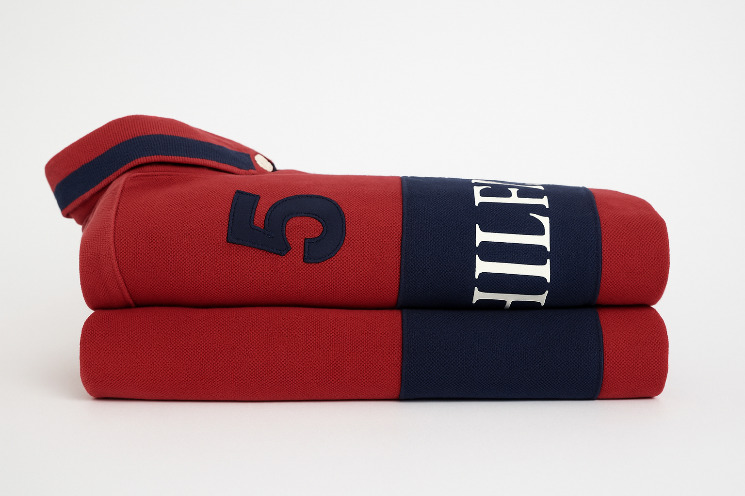 Polo rojo doblado vista lateral