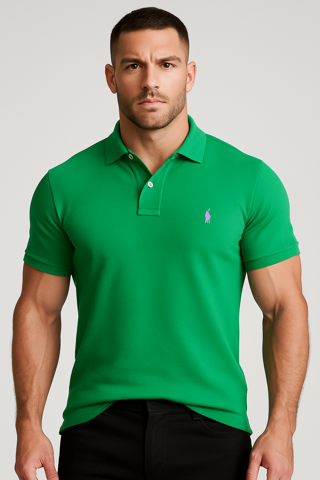 Polo Verde con Modelo Atlético - Logo Lila Claro