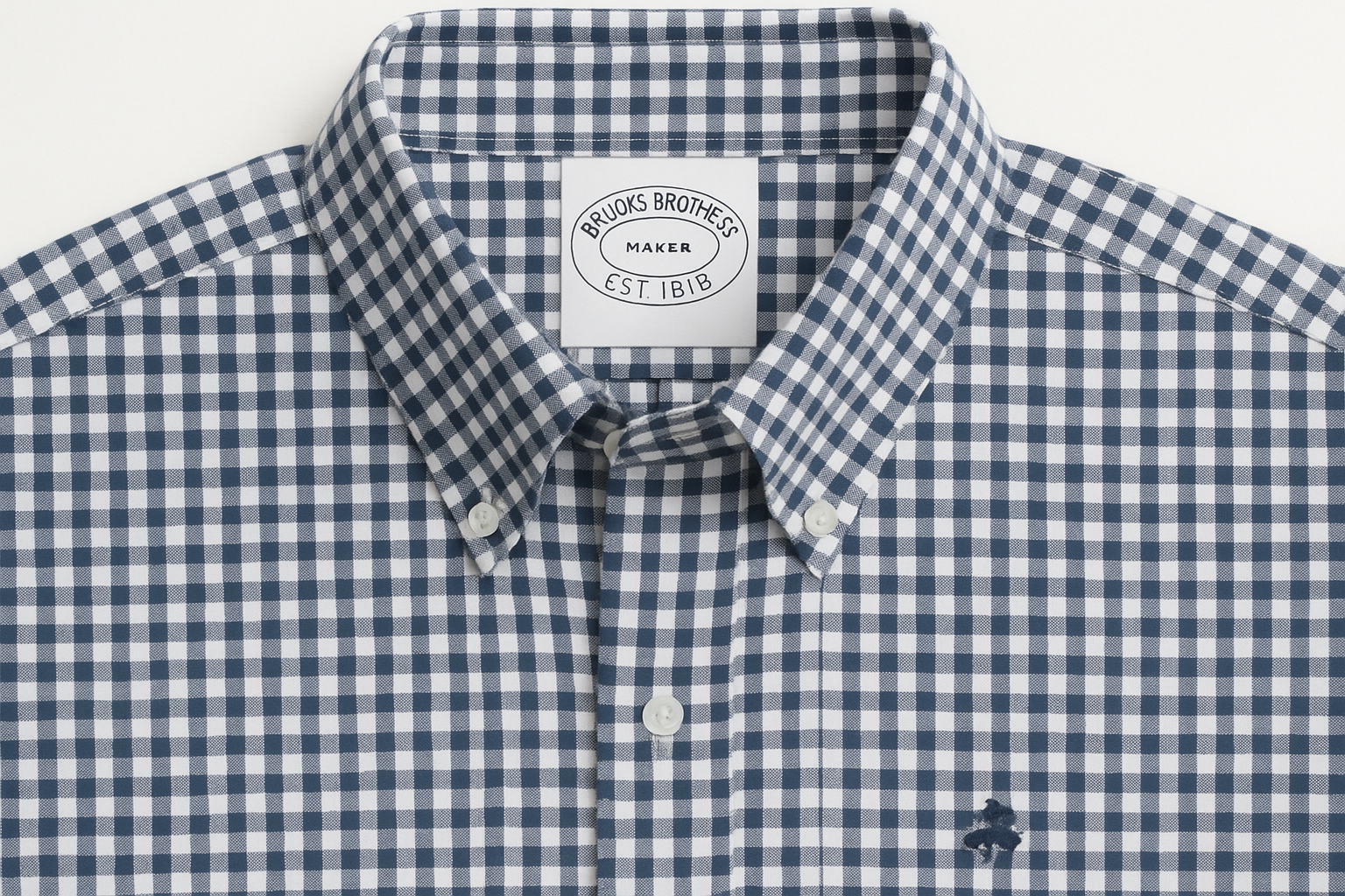 Primer plano de la camisa Brooks Brothers con patrón gingham y logo pequeño de oveja con lazo