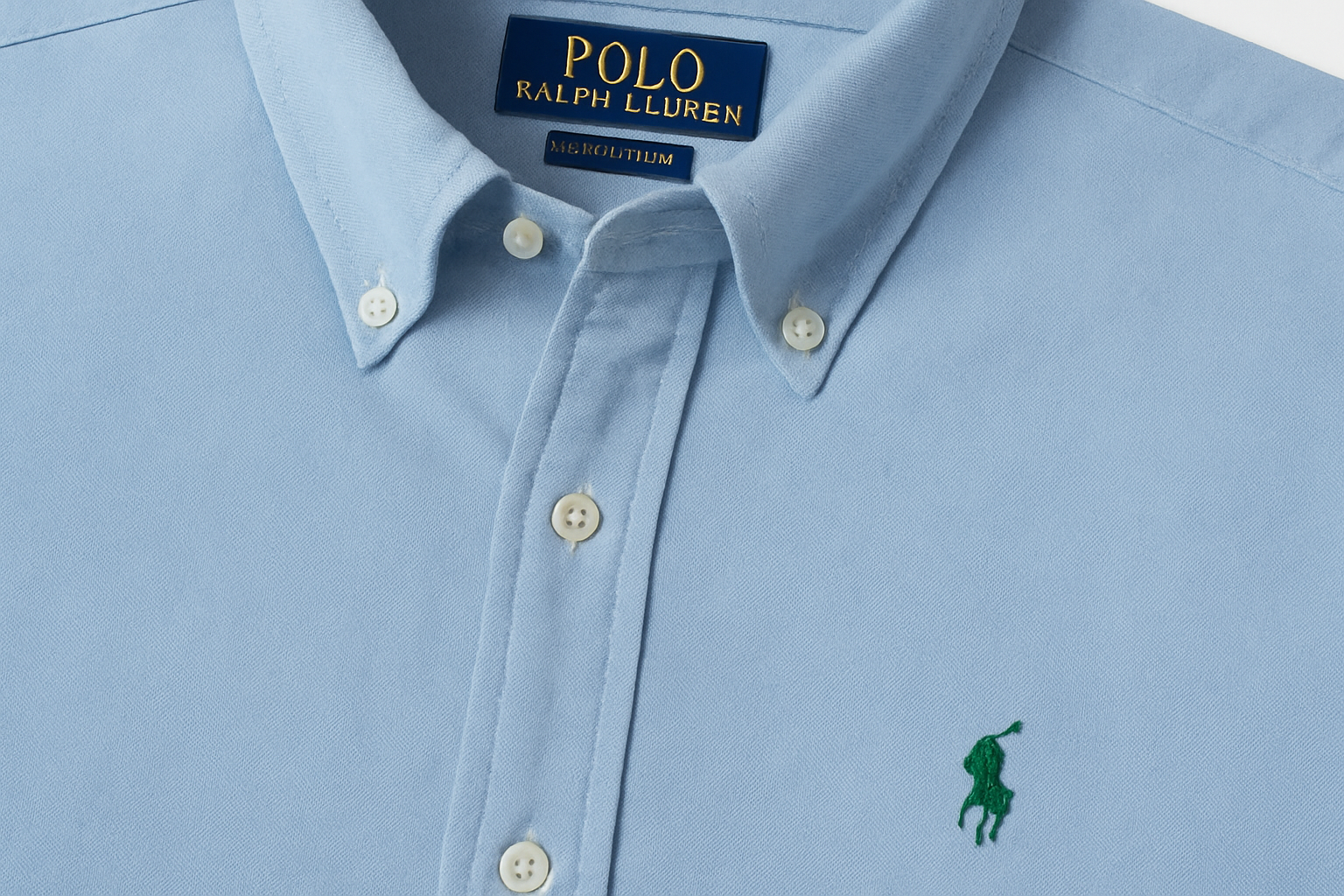 Primer plano de la camisa Polo Ralph Lauren celeste con logo verde