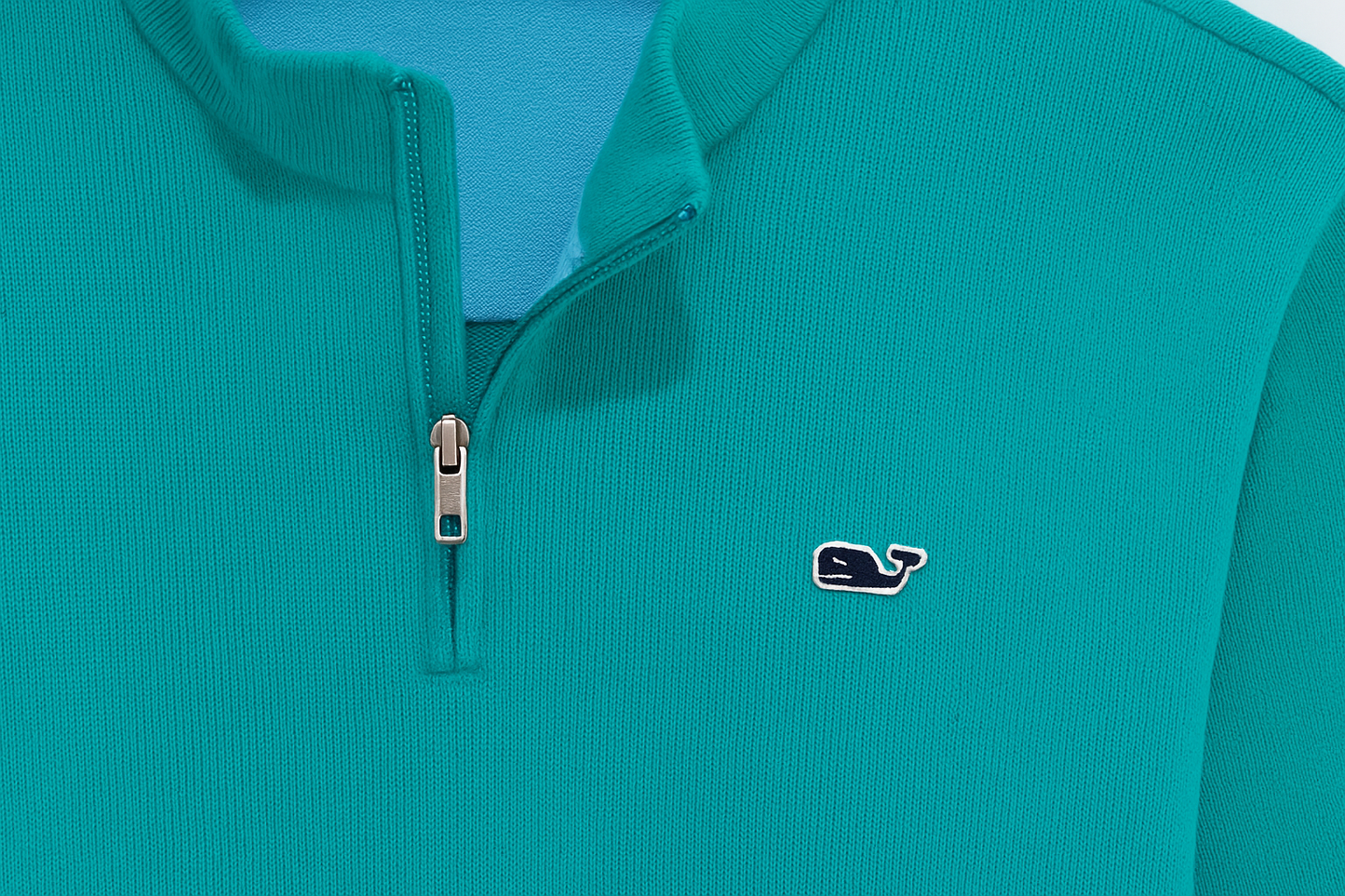 Primer plano del suéter Vineyard Vines color #06a19a con logo muy pequeño e interior celeste
