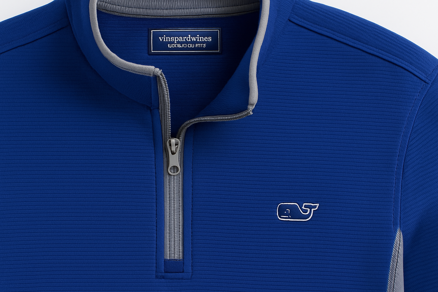 Primer plano del suéter Vineyard Vines con logo extremadamente pequeño